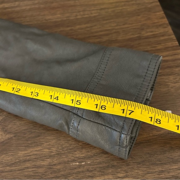 ROZ & ALI Women's Gray faux Leather Jacket petite M - Picture 12 of 13